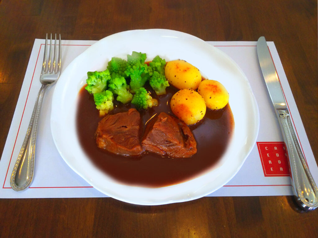 牛ほほ肉の赤ワイン煮