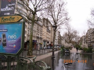 ブランシュ広場「彼が詠んだ枯葉が中央遊歩道…」ルイ・シュヴァリエ